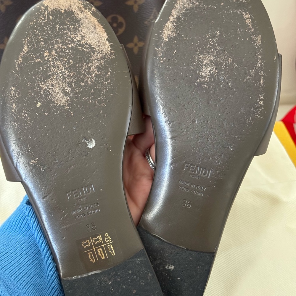 Fendi women’s leather Logo Slide sandal - Picture 4 of 8